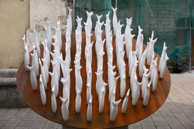 Parkta beyaz tahta heykel