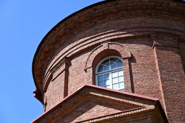 Mavi gökyüzü olan eski bina, panevezys, Litvanya