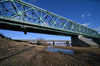 Nehrin üzerindeki köprü..