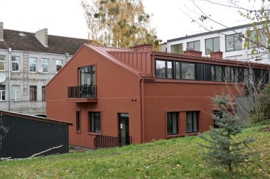 Evin ön cephesi caddedeki bir yerleşim yeridir.