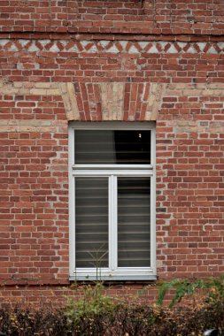 Duvarı ve penceresi tuğlalı pencereler. tuğla duvarın arkaplanı.