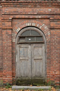 Kapısı olan eski kırmızı tuğla duvar