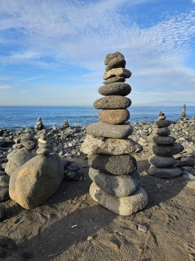Deniz kıyısındaki taşlar