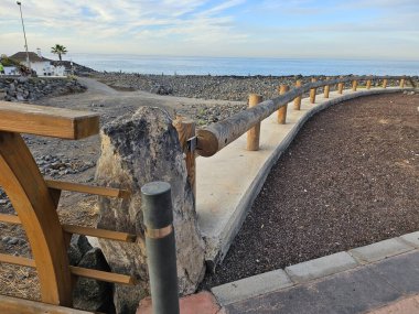 Tahta çitli güzel bir sahil manzarası