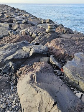 Tenerife 'nin kuzeyindeki Akdeniz' in kayalık kıyıları