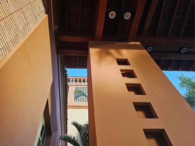 Modern bir binanın içinde.