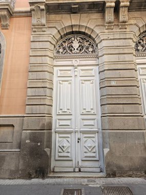 Eski bir binanın cephesi