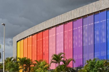 Modern bina Adeje 'nin renkli yapı cephesi