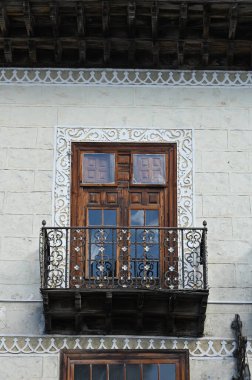 Eski binanın cephesi