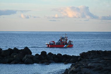 Deniz kıyısındaki tekne.