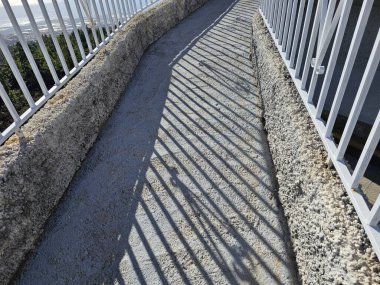 Sahildeki beton merdivenler.