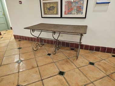 İçi ahşap masa ve sandalyelerle dolu.