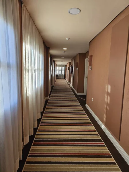 Bir otel odasının içinde.