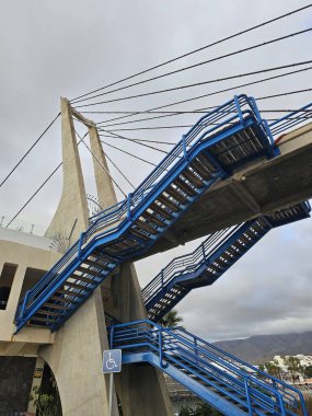 Costa adeje kentindeki köprü manzarası, tenerife