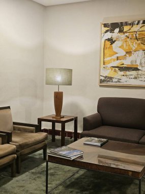 Modern bir apartmanın içinde.