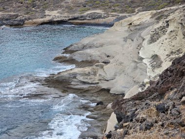 İsrail 'in kuzeyindeki Akdeniz' in kayalık kıyıları