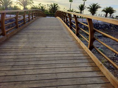 Sahilde yürüyoruz.