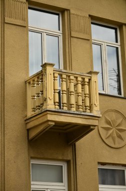 konut binasının balkonunda.