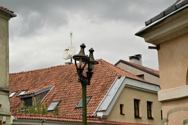 Lambalı eski bir ev