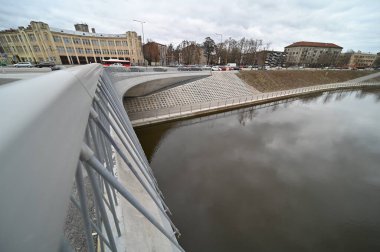 Litvanya 'nın Kaunas şehrindeki eski bir su kanalı üzerinde bir köprü.