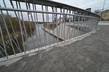 Arka planda nehir ve köprü olan bir köprü.