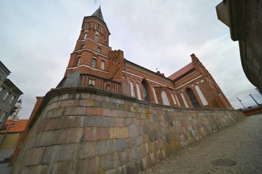 Saat kulesi, kaunası, Litvanyası olan büyük bir tuğla bina.