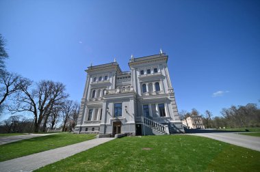 Bir merdiveni olan büyük bir bina, dalış, Litvanya