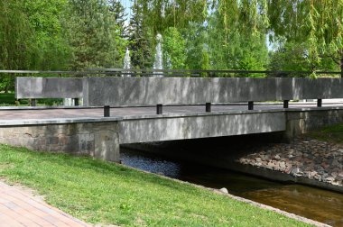Parktaki derenin üzerinde bir köprü, marijampole, kaunas