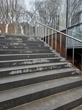 Kaykayla merdivenlerden inen biri.