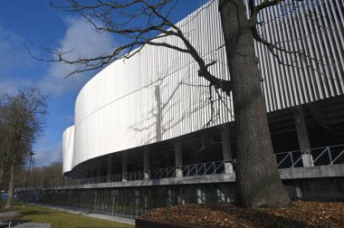 Önünde ağaç olan bir bina, kaunalar, Litvanya