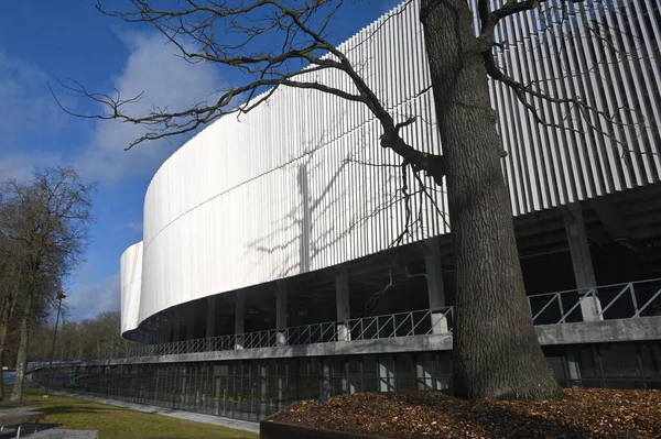 Önünde ağaç olan bir bina, kaunalar, Litvanya