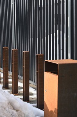 Bir sıra posta kutusu çitin yanında oturuyor.