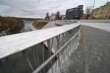 Arka planda bir bina, Litvanya, Kaunas ile nehir üzerinde bir köprü