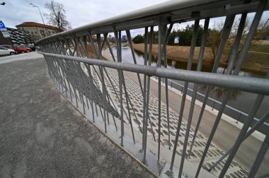 Arka planda nehir olan bir köprü.