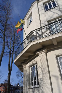 Balkonlu bir bina ve balkonunda bir bayrak, kaunalar, Litvanya