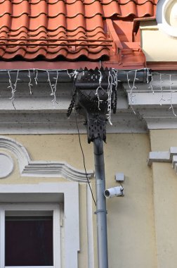 Eski ev ipte asılı..