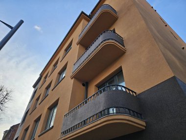 Litvanya, Kaunas şehir merkezindeki bir apartmanın cephesi.
