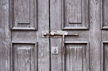 Kilitli ahşap kapı.