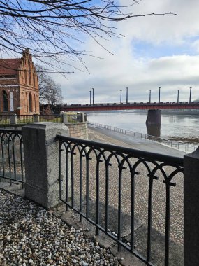 Eski Kaunas, Litvanya 'nın nehir kıyısındaki bir pencereden manzara