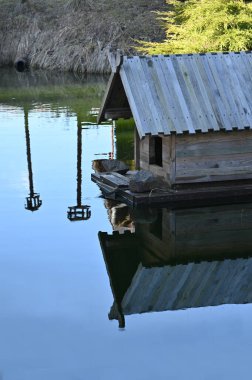 Gölde küçük ahşap bir ev.