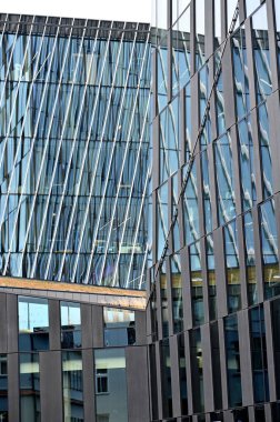 Pencereli, kaunalı, Litvanyalı modern ofis binaları