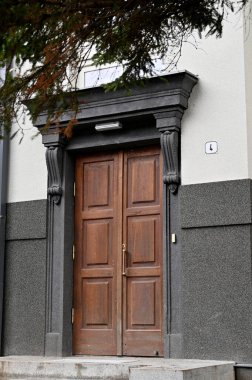 Eski bir evin kapısı..