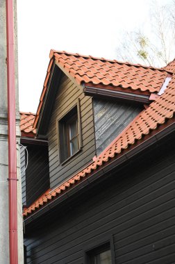 Penceresi olan bir çatı.