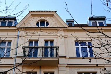 Evin ön cephesinde pencereler var, Pozna, Polonya