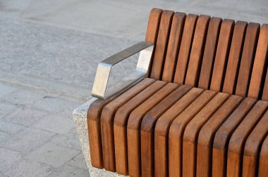 Parktaki bankın yakın çekim görüntüsü.