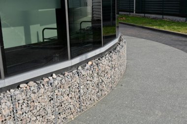 Bir sürü farklı taşlı taş duvar ve büyük gri tuğla bir duvar.