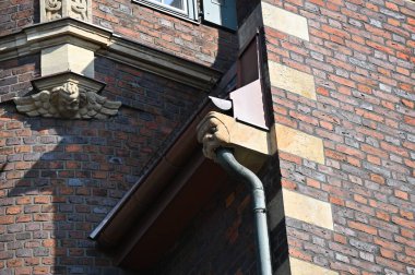 Büyük pencereli eski tuğla duvar