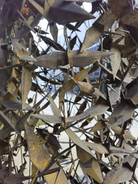 Metal bir zincirin demir çiti