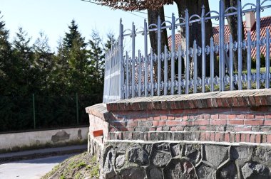 Parkta taşlı çitler