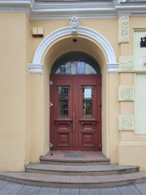 Üniversite binasının giriş kapısı..